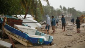 Huracán Erick deja un menor muerto y daños; Sheinbaum viajará a Oaxaca