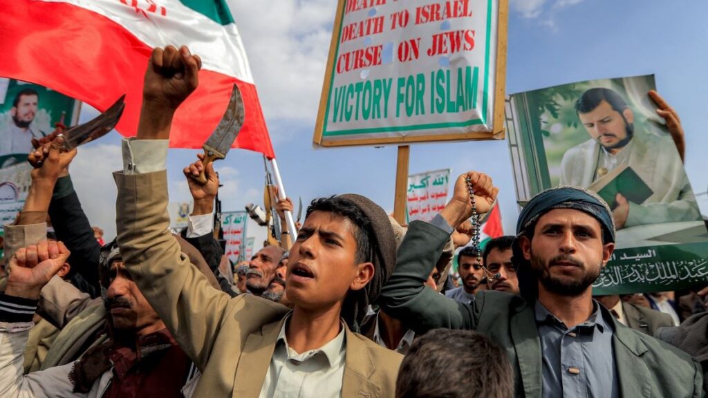 Hutíes amenazan con atacar barcos de EE.UU. en el mar Rojo si participa en un ataque contra Irán junto a Israel