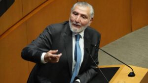 Senador Adán Augusto López acude al Consejo Nacional de Morena, en medio de empujones