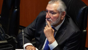 Reaparece Adán Augusto en el Senado; evaden debate sobre sus vínculos