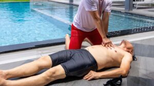 ¿Qué hacer si alguien se está ahogando al nadar durante las vacaciones?