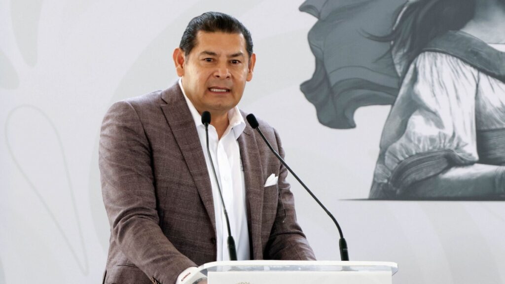 Alejandro Armenta convierte polémica por tronarle los dedos a secretaria de Turismo, en invitación al estado