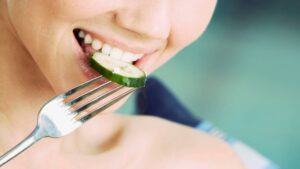Canícula 2025: ¿Qué alimentos contienen más agua y por qué es importante mantenerse hidratado?