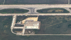 Demócratas acusan condiciones infrahumanas en Alligator Alcatraz de Trump; hay 750 migrantes en “jaulas”