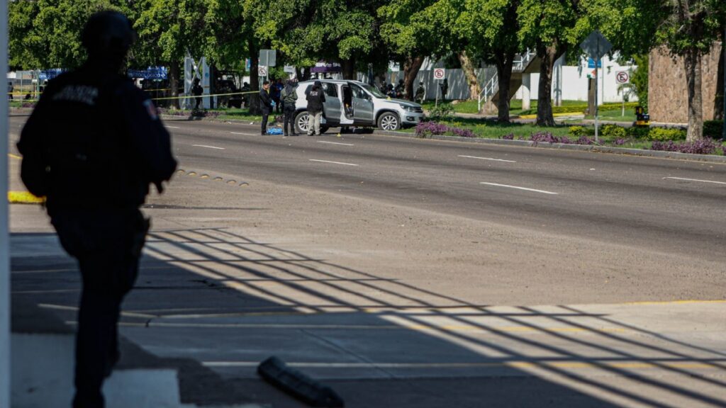 Atacan a balazos a policía en Culiacán, Sinaloa; logra refugiarse en su auto