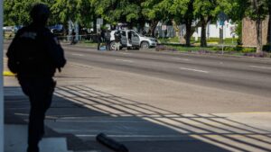 Atacan a balazos a policía en Culiacán, Sinaloa; logra refugiarse en su auto