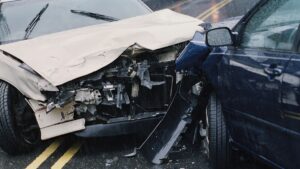 Auto vuelca en la México-Cuernavaca, conductor sale volando y muere; video