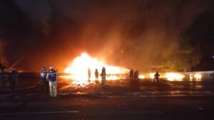 Tras más de 9 horas, reabren autopista México-Pachuca, luego de quema controlada de combustible por volcadura de pipa