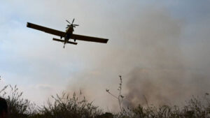 Se estrella avión con 14 personas a bordo en Estados Unidos; hay 5 heridos