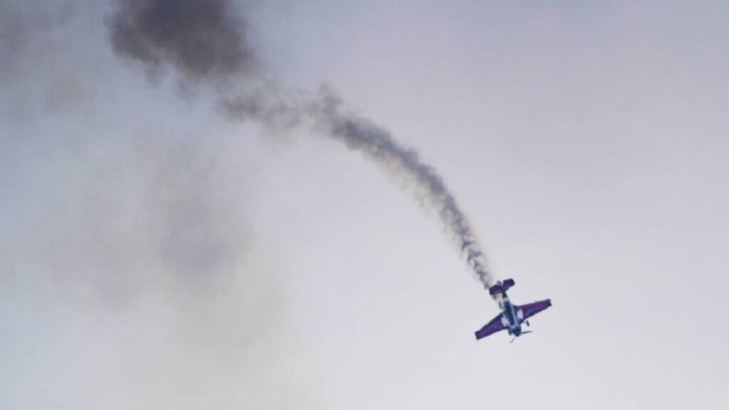 Avioneta se estrella y explota en autopista de Italia