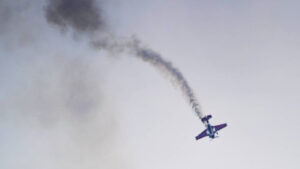 Avioneta se estrella y explota en autopista de Italia; hay dos muertos: VIDEO