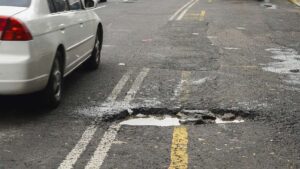 Las lluvias van ganando, dificultan los trabajos y generan nuevos baches