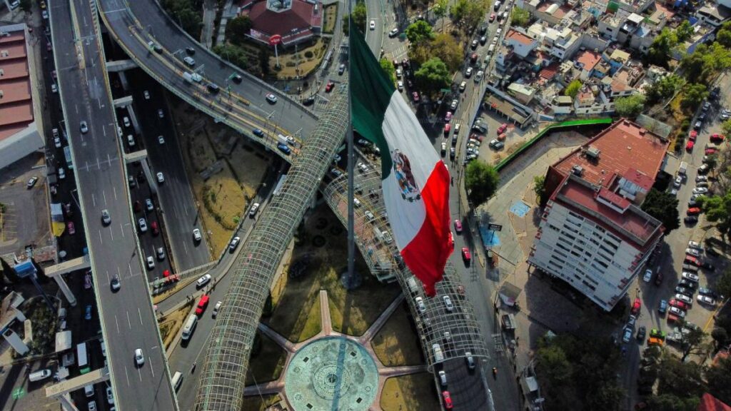La bandera monumental mexicana en San Jerónimo.