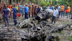 Videos: avión cae en escuela; hay muertos