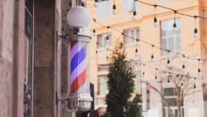 ¿Qué significa la barra espiral de las barberías? La historia detrás del símbolo