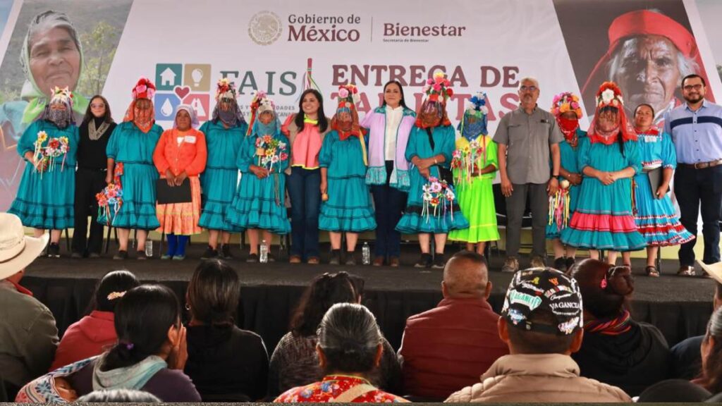 Entregan tarjetas del Bienestar en Sierra Tarahumara para obras comunitarias