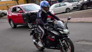 Biker de Chihuahua graba peligrosa persecución policial; lo critican en redes sociales