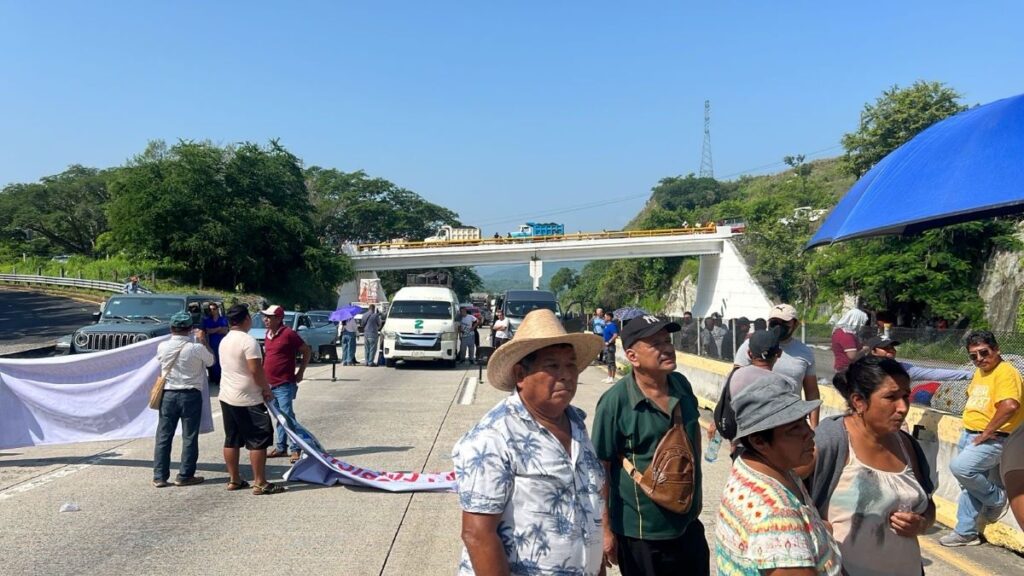 Bloqueo en la Autopista del Sol: exigen hospital, obras y apoyos; cientos de vehículos varados en ambos sentidos