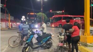 Piden liberar a maestro de zumba detenido en Juchitán, Oaxaca; bloquean carretera y queman llantas