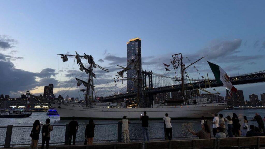 El informe, de carácter público y aún sujeto a modificaciones, detalla que el accidente ocurrió a las 20:24:42 horas (tiempo local de Nueva York), mientras se realizaban maniobras apoyadas por dos prácticos y un remolcador