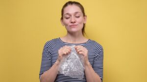 ¿Te gusta explotar burbujas de plástico o jugar con tu cabello? Se trata de fidgeting, qué significa