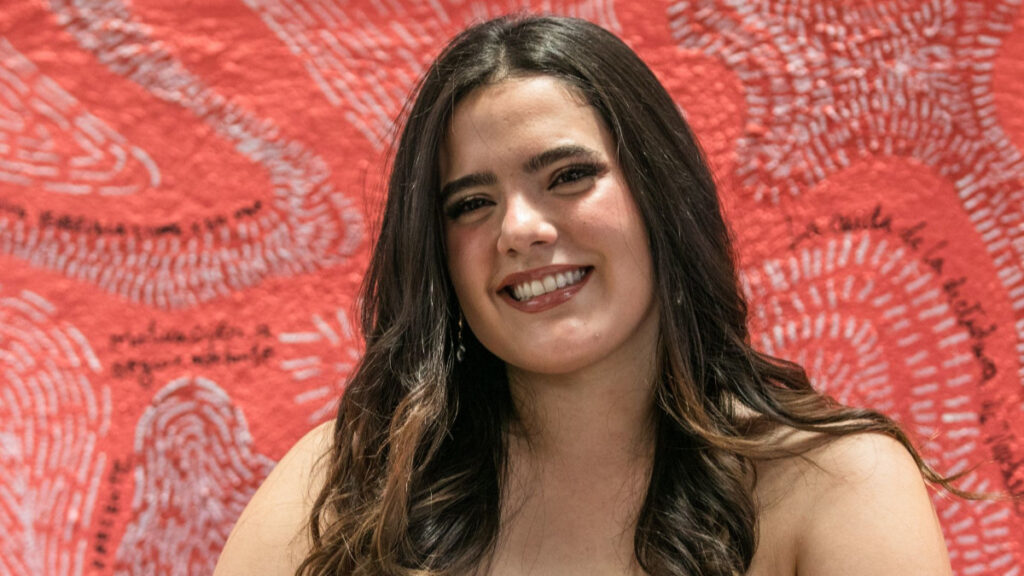 Camila Fernández se avienta "palomazo" de su nuevo sencillo y sorprende con su voz