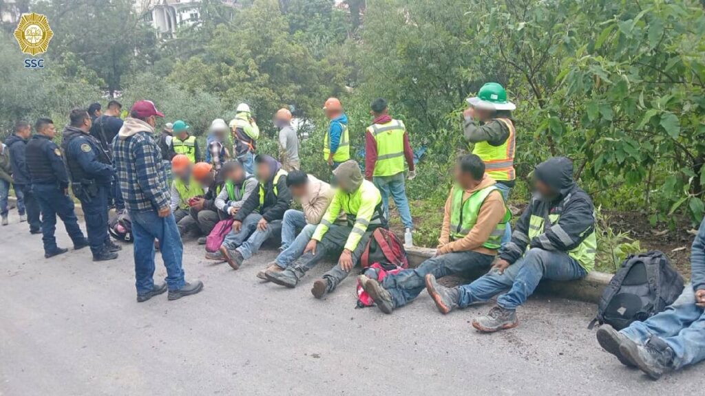 camioneta con 18 pasajeros accidentada
