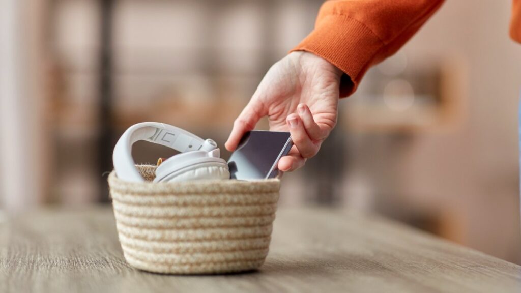 ¿Te vas a "desconectar" de tu celular en vacaciones? Cuidado, podrías ser blanco de ciberdelincuentes