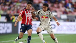 Chivas se ve sorprendido en el último minuto y NY Red Bulls se lleva la victoria
