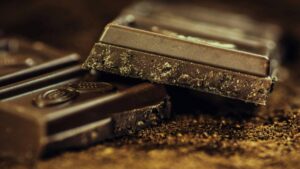Chocolate Bienestar vs. chocolate comercial, ambos con tres sellos