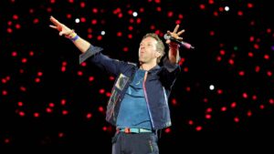 Chris Martin lanza divertida advertencia al público antes de la ‘kiss cam’ en concierto de Coldplay