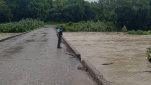 Cierran carreteras y evacuan comunidades en Tamaulipas ante la crecida de ríos