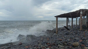 Emiten alerta de tsunami en Colima; piden no ingresar al mar