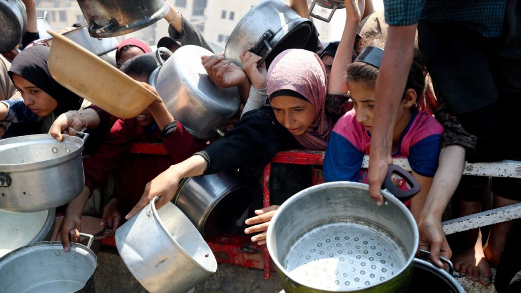 Con 7 paquetes con comida, Israel reanuda el envío de ayuda humanitaria a la Franja de Gaza