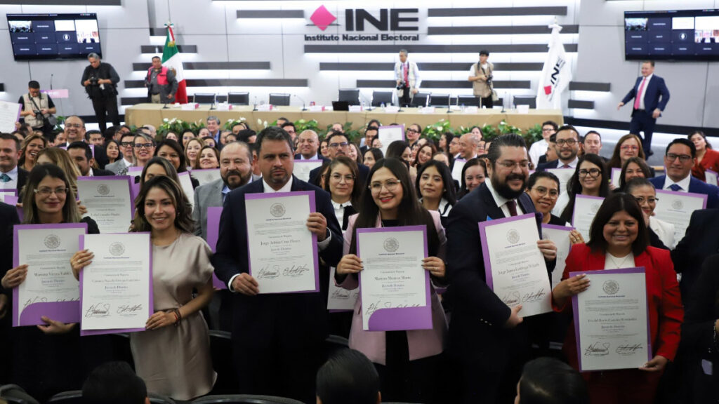 INE entrega constancias de magistraturas y juzgados