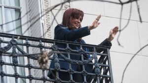Cristina Fernández seguirá en su casa con grillete; cumple prisión domiciliaria