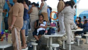 Niñez en prisión: ¿cuántos niños viven en las cárceles junto a sus madres?