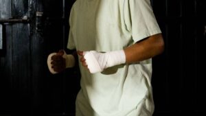 Un muerto, varios heridos y atropellamientos: se viraliza violenta pelea campal entre familias