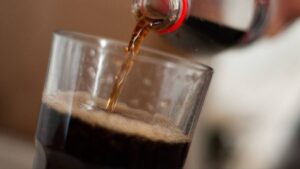 Van contra bebidas energéticas: iniciativa busca prohibirlas para menores de edad