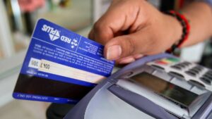 Cobrar extra por pagar con tarjeta puede costar hasta 2.3 mdp: Profeco