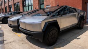 Dueño deja su Cybertruck conectada dos semanas y ya no enciende