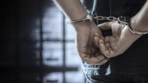 Captan a sujeto cargando cabeza humana en calles de Veracruz