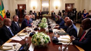 Trump felicita al presidente de Liberia por hablar inglés, idioma oficial del país