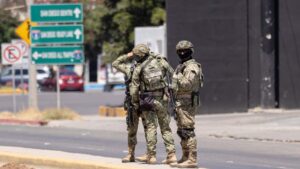 Acusan a presuntos elementos del Ejército de robo durante revisión en Tamaulipas; civiles interceptan unidades