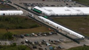 El nuevo centro de detención para migrantes, “Alligator Alcatraz”, solo es un espectáculo del miedo