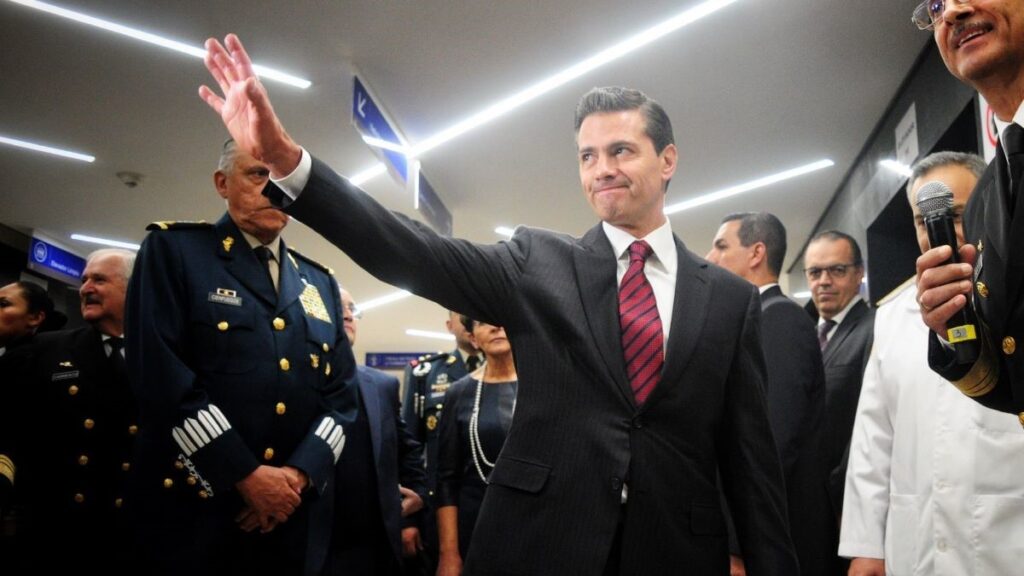 La FGR investiga a Enrique Peña Nieto por presuntos sobornos ligados al caso Pegasus. Sheinbaum califica la revelación como "tremenda" y el expresidente niega las acusaciones