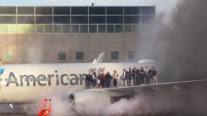 Evacúan avión en Denver por incendio al iniciar el despegue; 1 persona lesionada