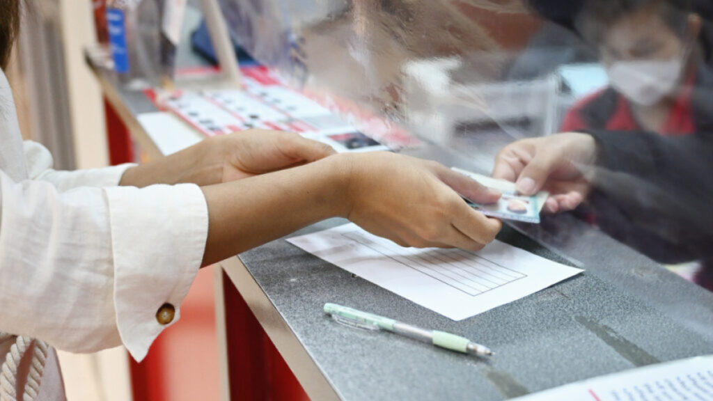 ¿Hay un examen médico especial para renovar la licencia de conducir después de los 65 años?