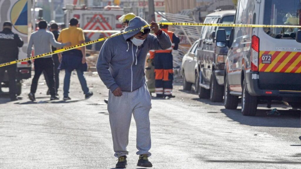 Cuerpos de emergencia atienden la explosión en Tultitlán.