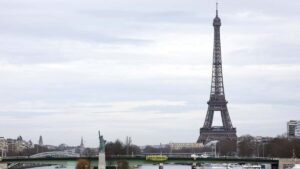 ¿Es legal saltar de la Torre Eiffel? Detienen a dos paracaidistas en París